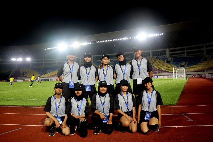 Anak gawang perempuan yang bertugas saat lanjutan Liga 1 2022-2023 yang digelar di Stadion Manahan Solo.