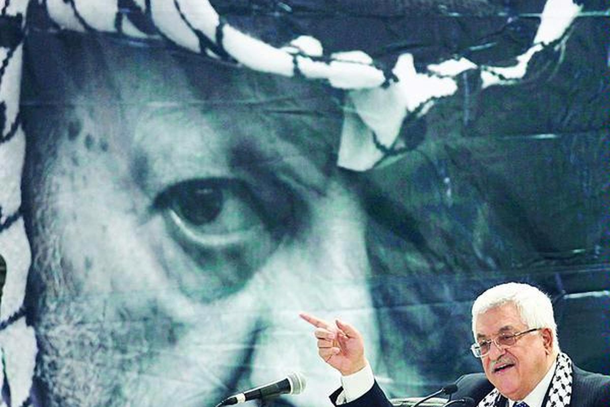 Berlatar belakang potret mendiang pemimpin Fatah dan juga Pemimpin Palestina Yasser Arafat, Presiden Palestina Mahmoud Abbas berpidato dalam konferensi gerakan Fatah di kota Tepi Barat, Betlehem, sejak Selasa (4/8) lalu.