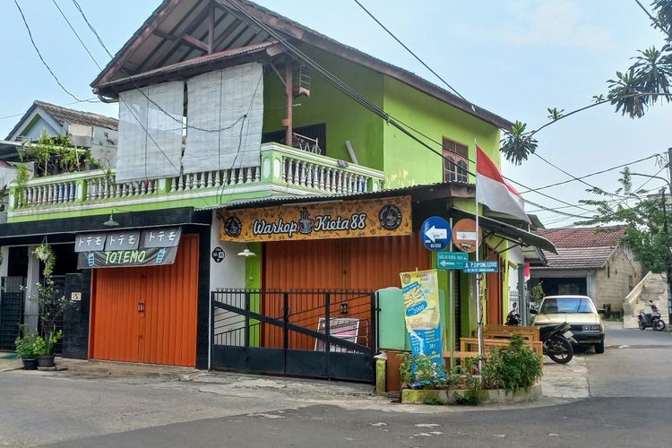 Kondisi kafe di kawasan Benda Baru, Pamulang, Tangerang Selatan, yang menjadi sasaran aksi perampokan, Rabu (18/8/2021).