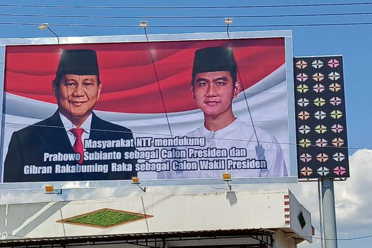 Foto : Baliho besar berukuran 5 x 5 meter yang menampilkan wajah Prabowo s Subianto dan Gibran Rakabuming terpampang di pusat kota Labuan Bajo, Kabupaten Manggarai Barat, NTT. 