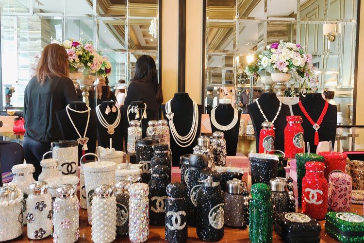 Thumbler salah satu yang dipamerkan dalam kegiatan tiga sahabat asal Surabaya Catherine Njoo Couture, Natalia Fabsan, dan Elly Humara dalam menyambut momen Hari Natal 2025 dan Tahun Baru 2026 dengan cara yang berbeda.