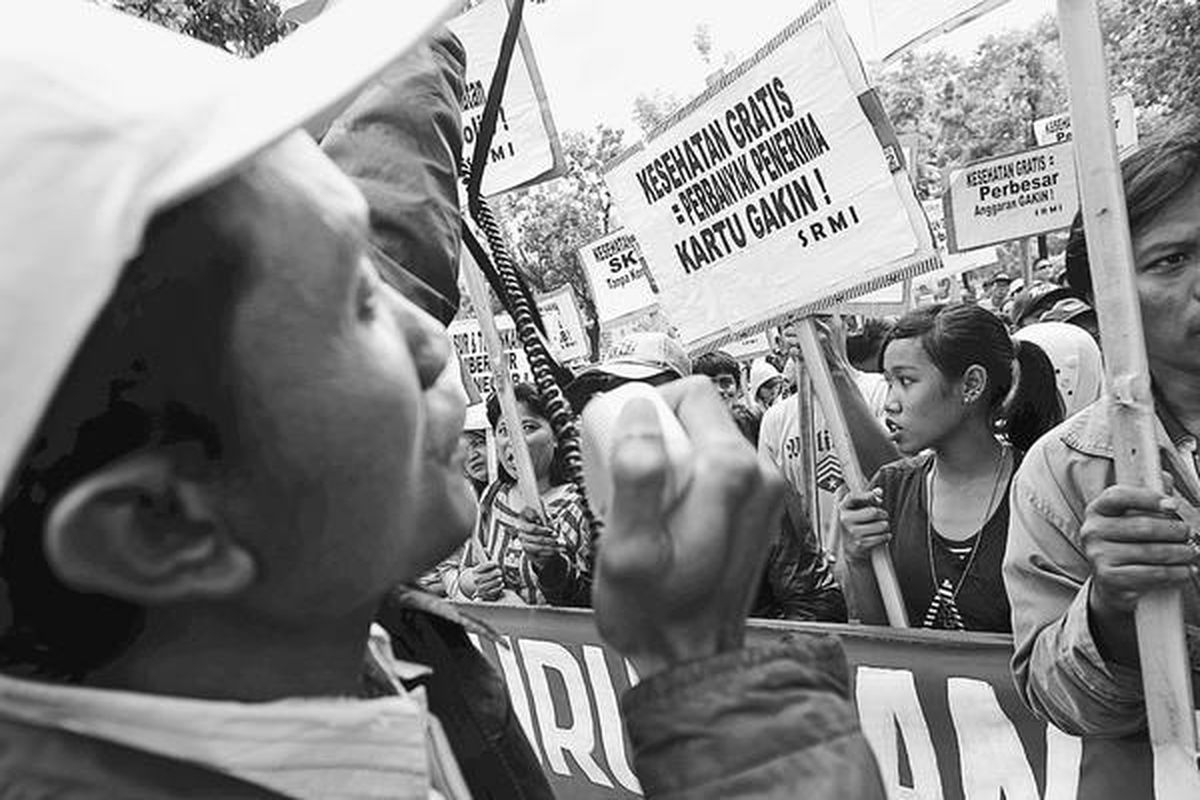 Warga yang tergabung dalam Serikat Rakyat Miskin Indonesia berunjuk rasa di depan kantor Gubernur DKI Jakarta di Jalan Medan Merdeka Selatan, Jakarta Pusat, Selasa (23/6). Dalam aksi itu mereka menuntut Pemerintah Provinsi DKI Jakarta untuk memperbaiki sistem pelayanan kesehatan orang miskin.