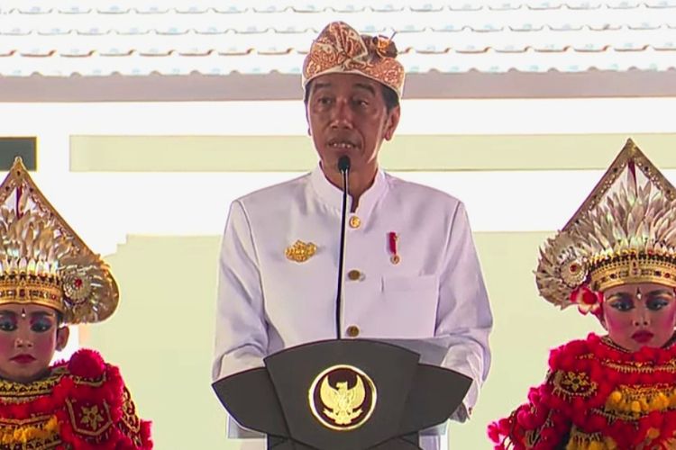 Presiden Joko Widodo saat meresmikan fasilitas Pura Agung Besakih yang ada di Karangasem, Bali, Senin (13/3/2023).