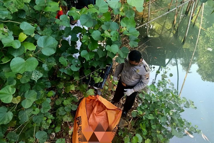 Polisi mengevakuasi jasad bayi perempuan yang ditemukan di sungai Gedangsawo, Desa Mulyoharjo, Kecamatan Jepara, Kabupaten Jepara, Jawa Tengah, Sabtu (18/7/2020).