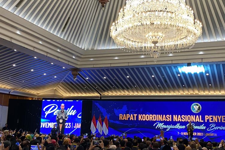 Presiden Joko Widodo membuka Rapat Koordinasi Nasional Penyelenggara Pemilu yang dihadiri oleh jajaran Komisi Pemilihan Umum (KPU) hingga Badan Pengawas Pemilu (Bawaslu) daerah provinsi, kabupaten, dan kota di Jakarta Pusat, Rabu (8/11/2023). 