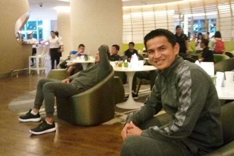 Pelatih Thailand, Kiatisuk Senamuang, menonton siaran langsung laga antara Myanmar dan Kamboja di Novotel Araneta Center, Rabu (23/11/2016).