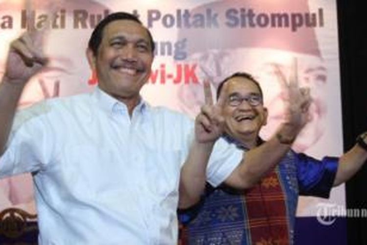 Politisi Partai Demokrat, Ruhut Poltak Sitompul (kanan) bersama Tim Pemenangan Jokowi-JK Jenderal (purn) Luhut Panjaitan (kiri) 