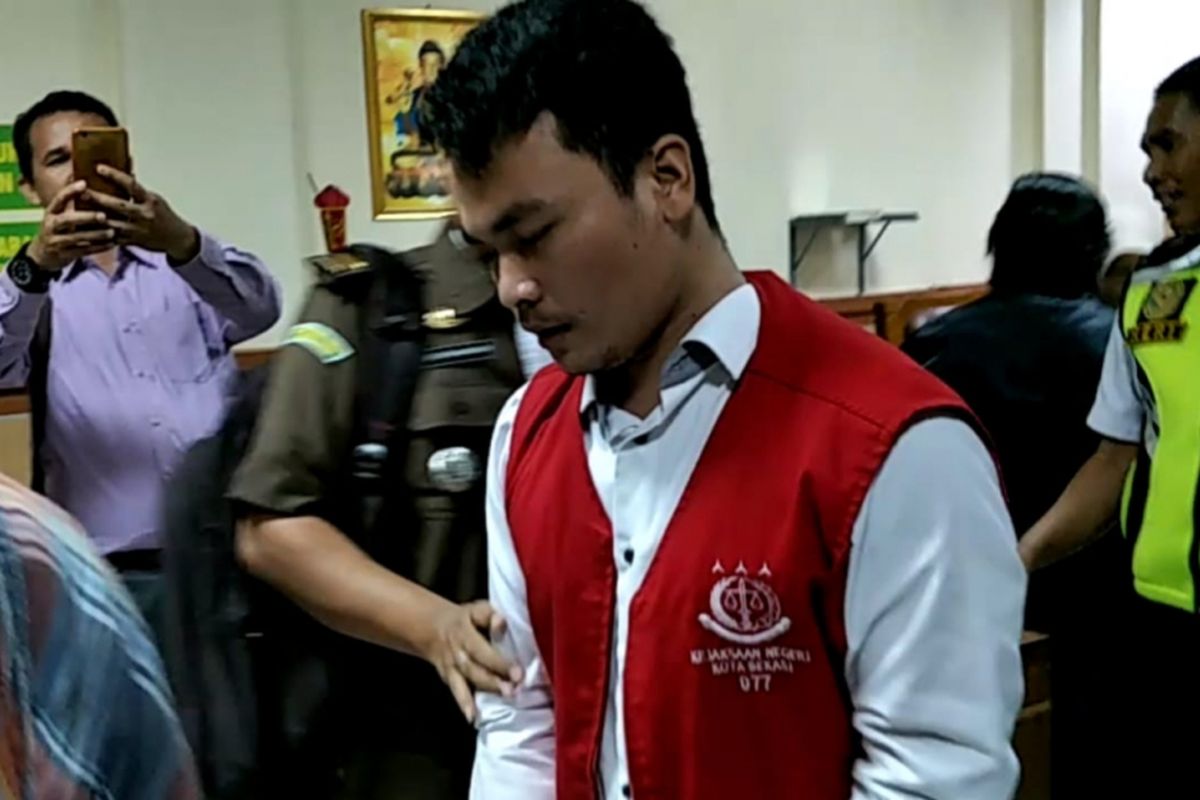 Terdakwa kasus pembunuhan satu keluarga di Bekasi, Haris Simamora usai jalani sidang perdana di Pengadilan Negeri Bekasi, Kota Bekasi, Senin (11/3/2019).