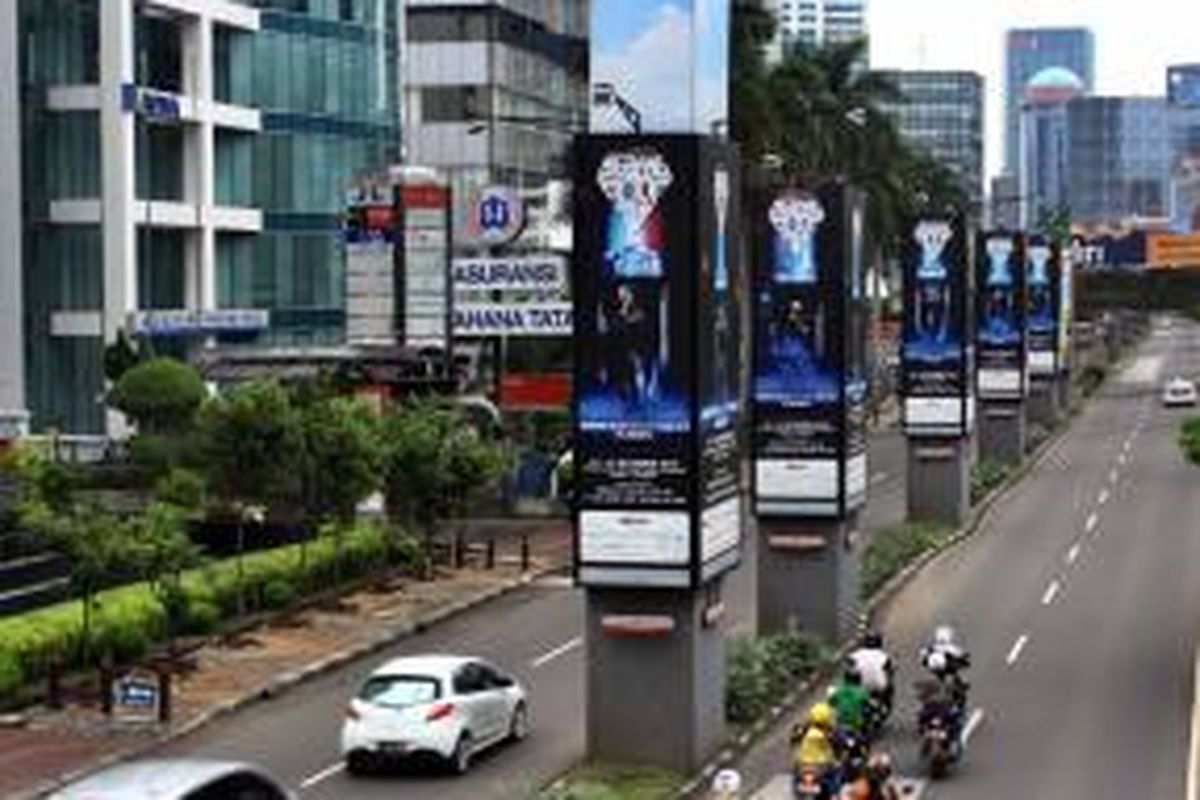 Tiang-tiang monorel milik Adhi Karya di Kawasan Kuningan, Jakarta Selatan