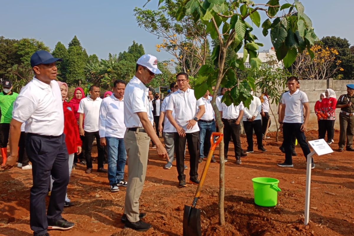 Pj Gubernur DKI Jakarta Heru Budi Hartono menanam pohon di lahan terbuka kawasan Ciganjur, Jagakarsa, Jakarta Selata, Jumat (15/9/2023).