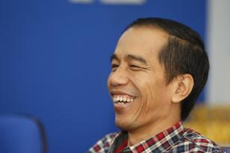 Joko Widodo alias Jokowi, menjawab pertanyaan wartawan saat berkunjung ke Kantor Redaksi Kompas.com, Palmerah, Jakarta, Sabtu (31/3/2012).  