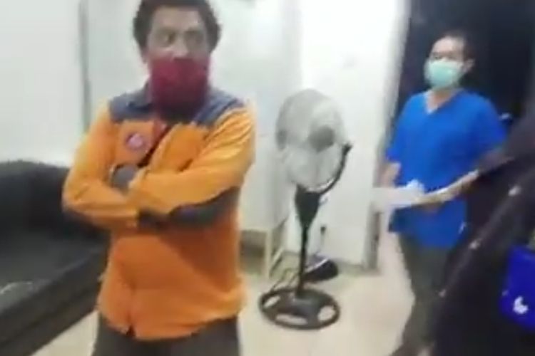 Tangkapan layar video perdebatan antara keluarga pasien dengan petugas di RSUD dr Wahidin Sudirohusodo, Kota Mojokerto, Jawa Timur, terkait permintaan biaya Rp. 3.000.000 untuk pemulasaraan jenazah Pasien Dalam Pengawasn (PDP).