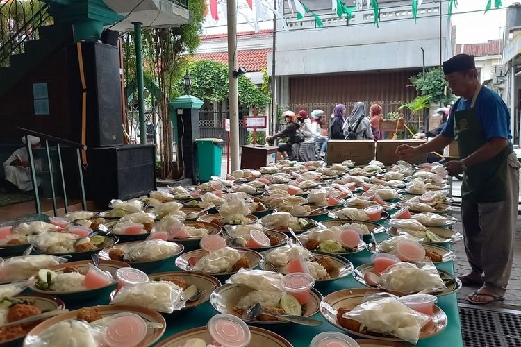 Suasana saat relawan Masjid Jogikariyan menyiapkan 3.500 menu takjil, Selasa (12/4/2024).