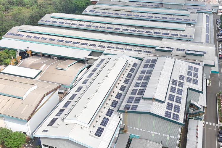 PLTS atap di fasilitas produksi PT Suryaraya Rubberindo Industries di Cileungsi.