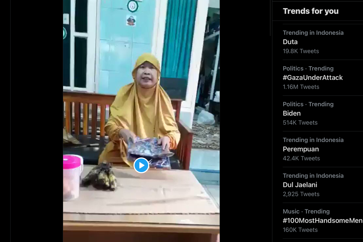 Video viral pembeli memaki kurir saat COD, karena barang yang diterima tak sesuai. Pembeli mengeluarkan kata kasar dan meminta kurir mengembalikan barang ke pengirim.