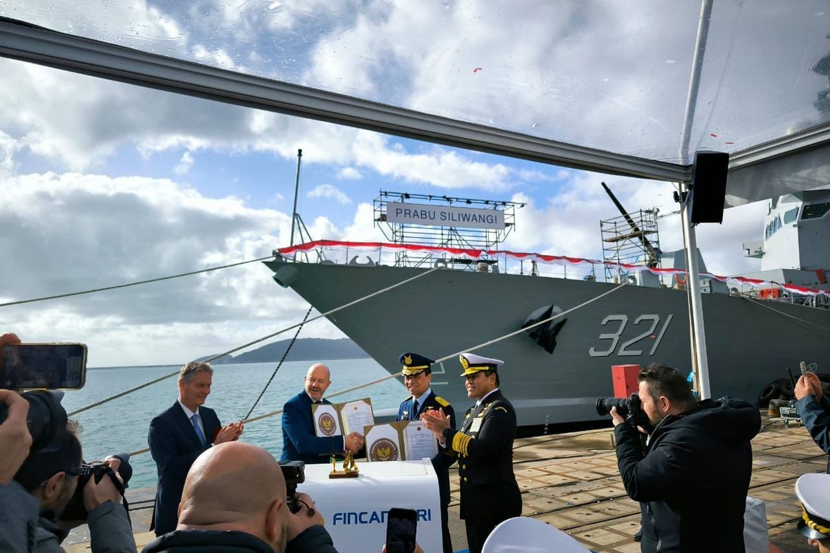 Kepala Staf Angkatan Laut (KSAL) Laksamana TNI Muhammad Ali saat menghadiri upacara pemberian nama dua kapal perang buatan Italia untuk TNI Angkatan Laut, di Italia, Rabu (29/1/2025).