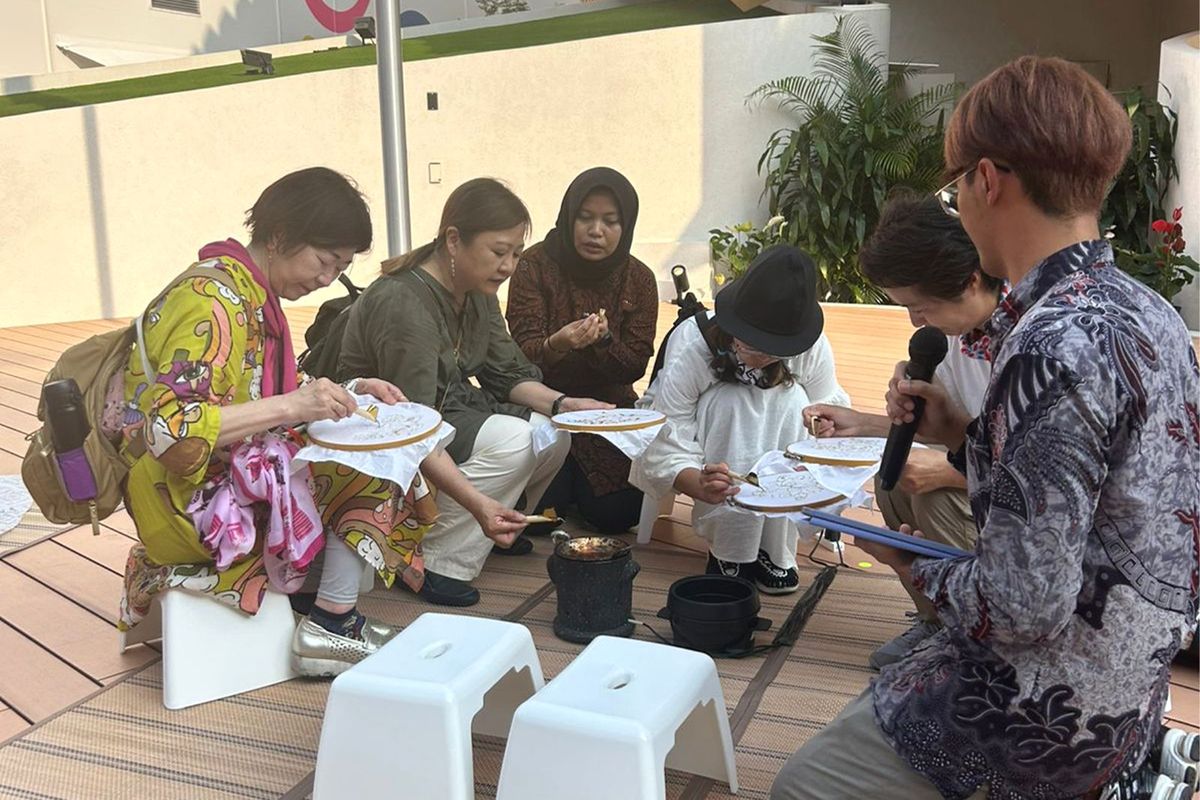 PT Pertamina (Persero) memanfaatkan World Expo 2025 di Osaka, Jepang untuk mempromosikan batik sebagai produk unggulan sekaligus budaya Indonesia ke pasar dunia. Dalam kesempatan ini, Pertamina juga mengajak pembatik difabel untuk memamerkan keterampilannya.