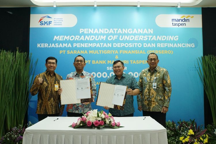 Direktur Utama SMF, Ananta Wiyogo dan Direktur Utama Bank Mandiri Taspen, Elmamber Petamu Sinaga melakukan penandatanganan perjanjian refinancing kredit serbaguna konsumtif untuk pembiayaan perumahan 
pada Kamis (21/12/2023) di Graha SMF, Jakarta Selatan. 