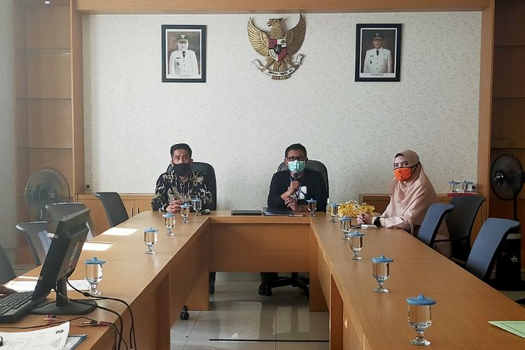 Ketua Komisi Pemilihan Umum (KPU), Kota Surabaya Nur Syamsi didampingi Plt Kepala Badan Kesatuan Bangsa dan Politik (Bakesbangpol) Kota Surabaya Irvan Widyanto saat menandatangani adendum NPHD Pilkada Surabaya di Kantor Bakesbangpol Kota Surabaya, Rabu (22/7/2020).