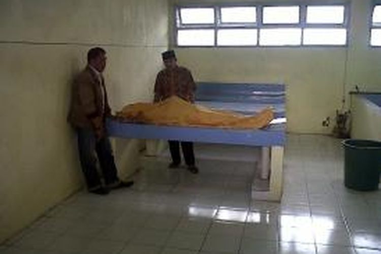 Jasad Suhaenal (40) tengah disemayamkan di rumah saki Syech Yusuf sesaat setelah ditemukan tewas di Sungai Jeneberang. Senin, (26/01/2015).