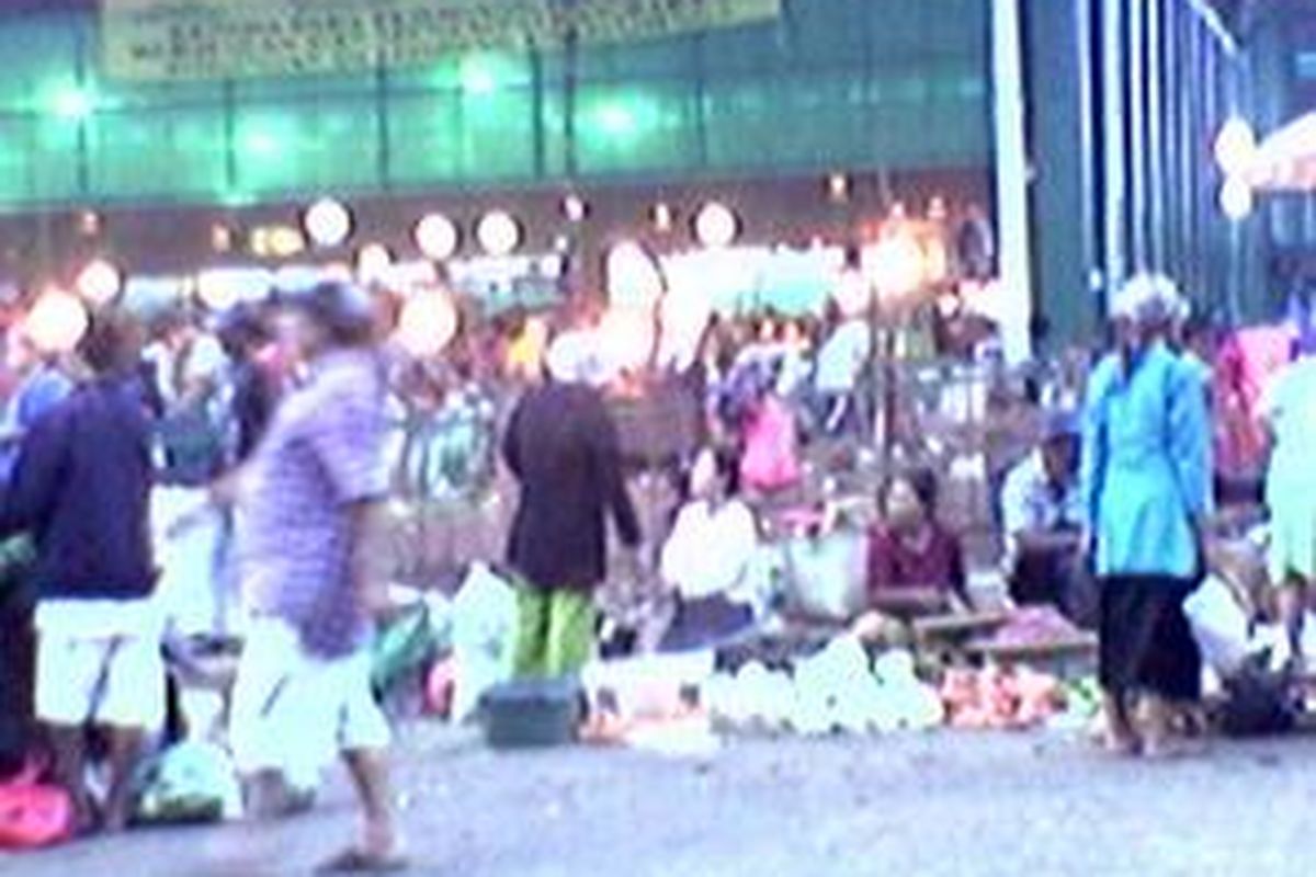 Suasana di Los Sayur Mayur Pasar Induk Kramatjati, Jakarta Timur, pada Senin (19/2).