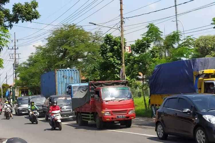 Hari ketiga penerapan Pembatasan Sosial Berskala Besar (PSBB), kemacetan sepanjang dua kilometer sempat terjadi di Jalan Raya Mastrip, Karang Pilang, Surabaya, Kamis (30/4/2020).