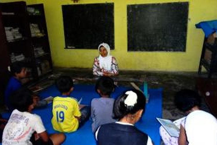 Kegiatan belajar di Sekolah Alternatif Nurul Jadid (Sekarnadi), yang berada di Desa Tempurejo, Kecamatan Tempurejo, Kabupaten Jember, Jawa Timur. 

