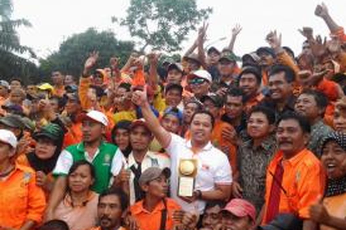 Wali Kota Tangerang Arief Rachadiono Wismansya foto bersama puluhan petugas kebersihan setelah Kota Tangerang berhasil meraih Adipura Kencana 2014 di Kota Tangerang, Kamis (5/6/2014).