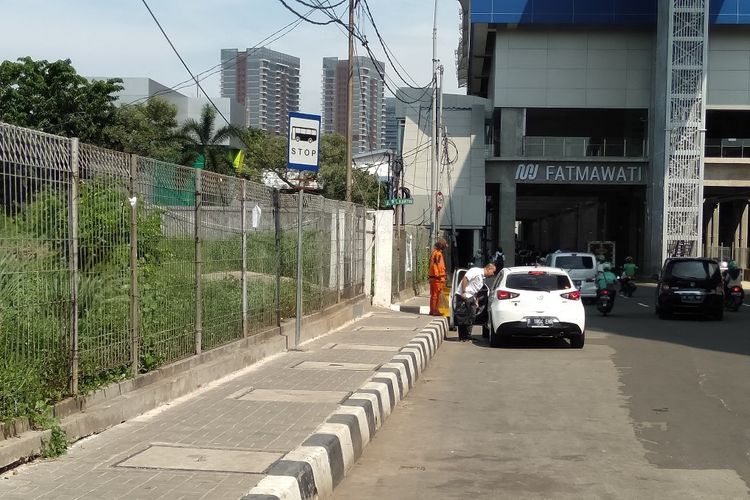 Banyak Ulat Dalam Kondisi Hidup dan Mati di Sepanjang Jalan Menuju Pintu Masuk Stasiun MRT Fatmawati, Jakarta Selatan, Senin (22/4/2019)