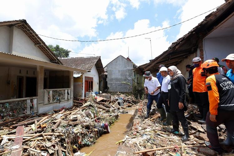 Bupati Banyuwangi Ipuk Fiestiandani Azwar Anas saat meninjau banjir bandang di Kalibaru 