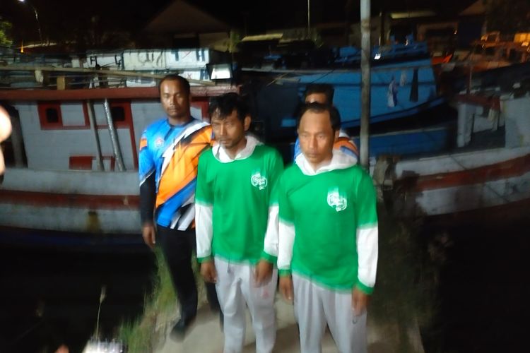 Dua ABK  Serba Prima 8 yang selamat tiba di Pelabuhan Perikanan Samudra Cilacap, Jawa Tengah, Jumat (19/5/2023) dini hari.