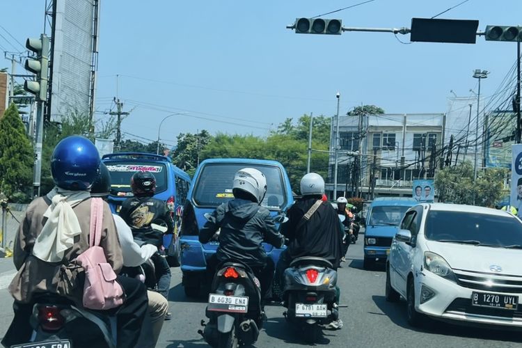 Kemaceta  terjadi di Jalan Raya Dramaga, Kecamatan Bogor Barat, Kota Bogor, nyaris sepanjang hari akibat angkutan perkotaan (angkot) mengetem sembarangan, Jumat (18/10/2024).