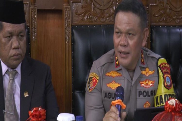 Kapolda Sulteng Irjen Pol Agus Nugroho memberikan keterangan terkait isu intel polisi ikut terlibat dalam Rakerda PDI-P dan membantah isi tersebut pada konferensi pers di Sekretariat Bawaslu Sulteng di Palu, Rabu (22/11/2023). 