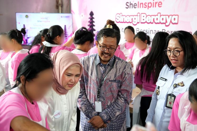 Warga binaan Lapas Perempuan Kerobokan mengikuti pelatihan tie dye sebagai bagian dari program pemberdayaan ekonomi.