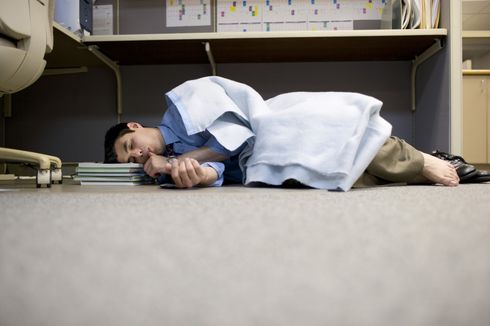 Mitos atau Fakta, Tidur di Lantai Sebabkan Paru-paru Basah?