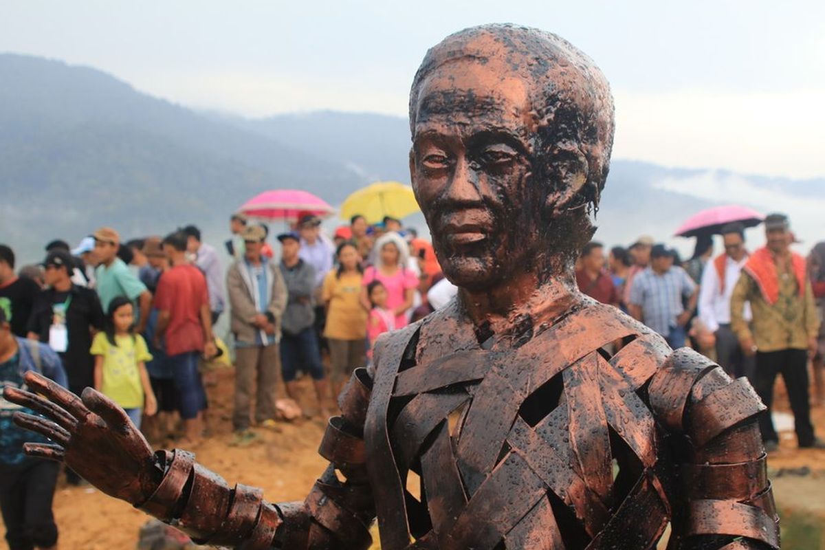 Patung Presiden Joko Widodo dipajang saat peletakan batu pertama pembangunan Monumen Juma Jokowi di kawasan Liang Melas Datas, Kabupaten Karo, Sumatera Utara, Sabtu (4/11/2023). Masyarakat akan membangun patung Jokowi lainnya setinggi 6 meter di kompleks monumen tersebut.