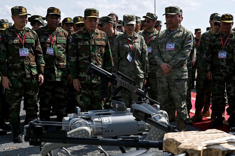 Robot anjing perang yang dilengkapi senapan mesin (C) selama latihan Kamboja-China Naga Emas 2024 di pangkalan polisi militer di Provinsi Kampong Chhnang Kamboja pada 16 Mei 2024.