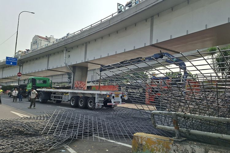Besi 30 Ton Jatuh dari Flyover Tomang, Lalin Jalan S Parman Disterilkan