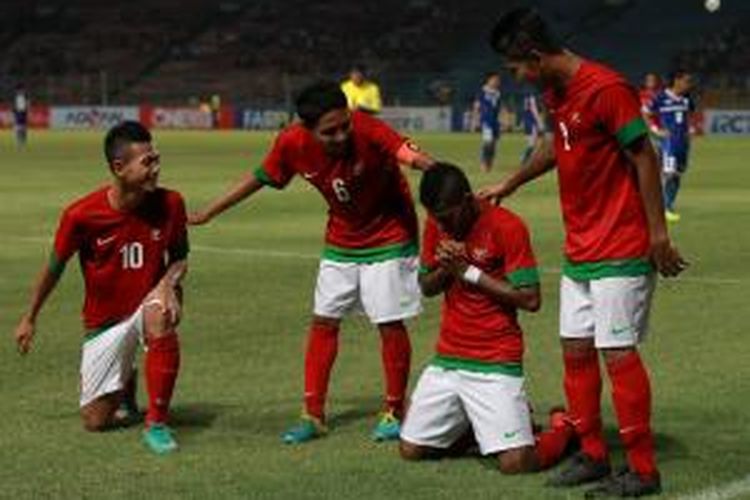 Pemain Indonesia berselebrasi usai membobol gawang Filipina pada pertandingan kualifikasi Piala Asia U-19 di Stadion Utama Gelora Bung Karno, Jakarta, Kamis (10/10/2013). Indonesia unggul 2-0.