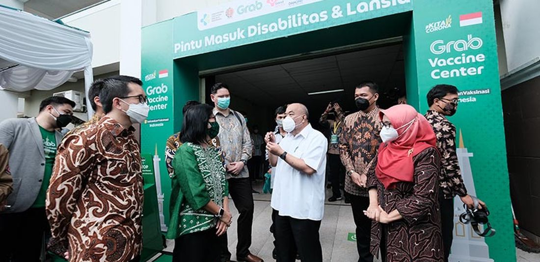 Pakualam X bersama Managing Director Grab Indonesia Neneng Goenadi meninjau Grab Vaccine Center Yogyakarta. 