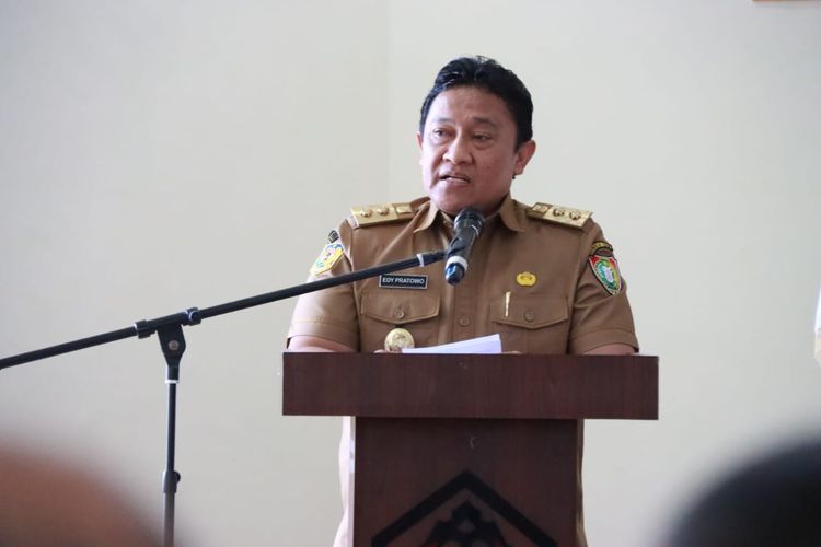 Wakil Gubernur (Wagub) Kalimantan Tengah (Kalteng) Edy Pratowo dalam acara penyerahan realisasi pembayaran hasil usaha dari PT HMBP kepada Koperasi Maju Bersama Bangkal di Aula Dinas Perkebunan Provinsi Kalteng, Senin (5/12/2023).