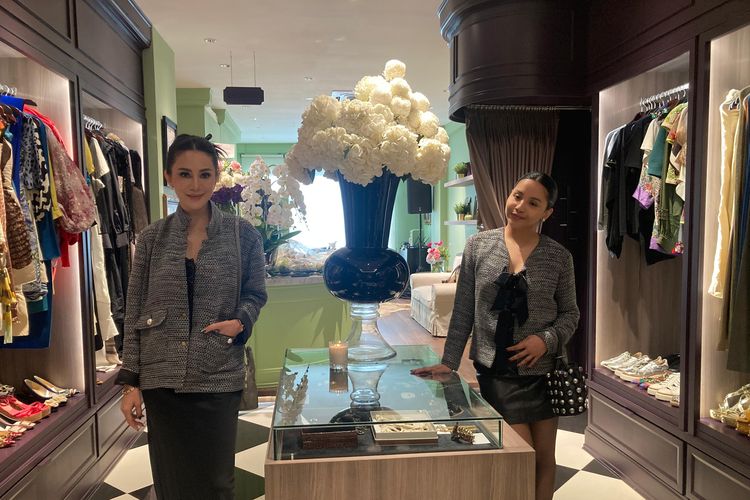 Pendiri Buds & Buttons Vicky Supit (kiri) dan Priscilla Pieters (kanan) di Buds & Buttons, Jakarta Selatan, Kamis (25/9/2025).