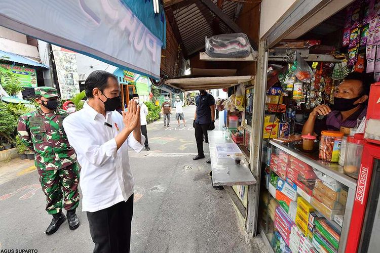 Presiden Joko Widodo melakukan inspeksi mendadak (sidak) ke Kecamatan Cempaka Putih, Jakarta Pusat, Jumat (25/6/2021) siang, untuk meninjau Pemberlakuan Pembatasan Kegiatan Masyarakat (PPKM) skala mikro. Dalam kunjungannya, Jokowi didampnigi Menteri Kesehatan (Menkes) Budi Gunadi Sadikin, Panglima TNI Marsekal Hadi Tjahjanto, dan Kapolri Jenderal Pol Listyo Sigit Prabowo.