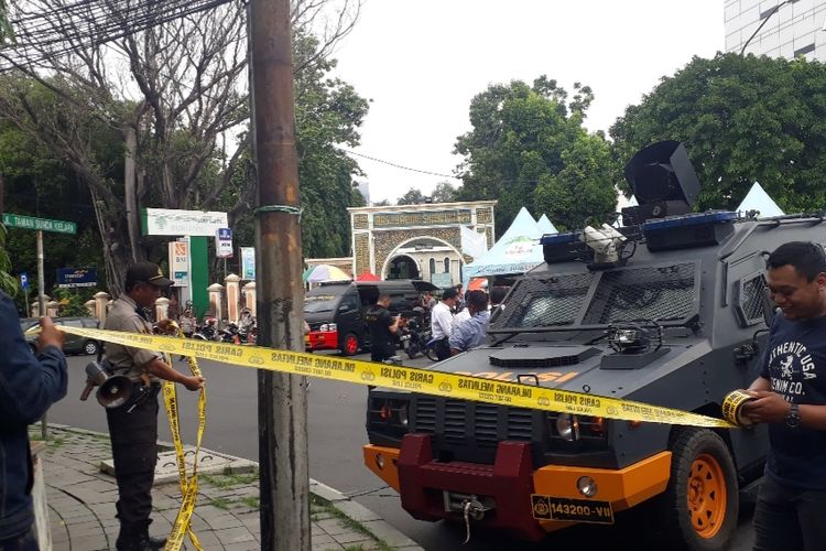 Sebuah tas mencurigakan ditemukan di halaman Masjid Sunda Kelapa, Menteng, Jakarta Pusat, atau di seberang rumah dinas Wakil Presiden RI Maruf Amin, Selasa (31/12/2019). Polisi sempat memasang garis polisi di lokasi.