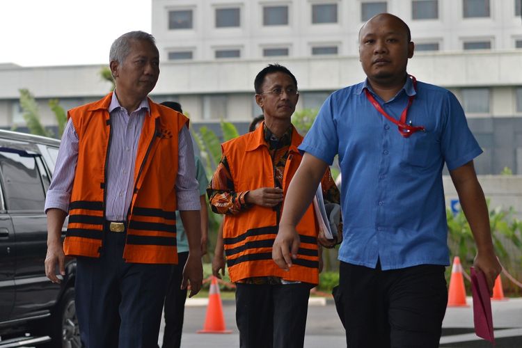 Dirjen Perhubungan Laut (Hubla) Kemenhub Antonius Tonny Budiono (kiri) dan Bupati Pamekasan nonaktif Achmad Syafii (tengah) bersiap menjalani pemeriksaan di Gedung KPK Jakarta, Selasa (12/9). Antonius Tonny Budiono diperiksa sebagai saksi untuk tersangka Komisaris PT Adhiguna Keruktama Adiputra Kurniawan terkait dugaan suap perijinan dan pengadaan proyek-proyek di lingkungan Ditjen Perhubungan Laut tahun anggaran 2016 sedangkan Ahmad Syafii diperiksa sebagai tersangka dalam kasus suap terhadap Kajari Pamekasan terkait penanganan dugaan korupsi dana desa di Pamekasan. ANTARA FOTO/Wahyu Putro A/Spt/17