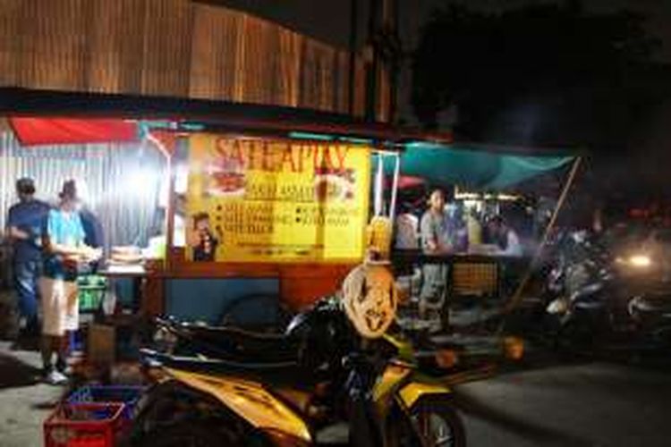 Gerobak sate Apjay yang asli sejak 1971. Kini banyak tiruan penjual sate yang mengatasnamakan Apjay di sekitar Jalan Panglima Polim.