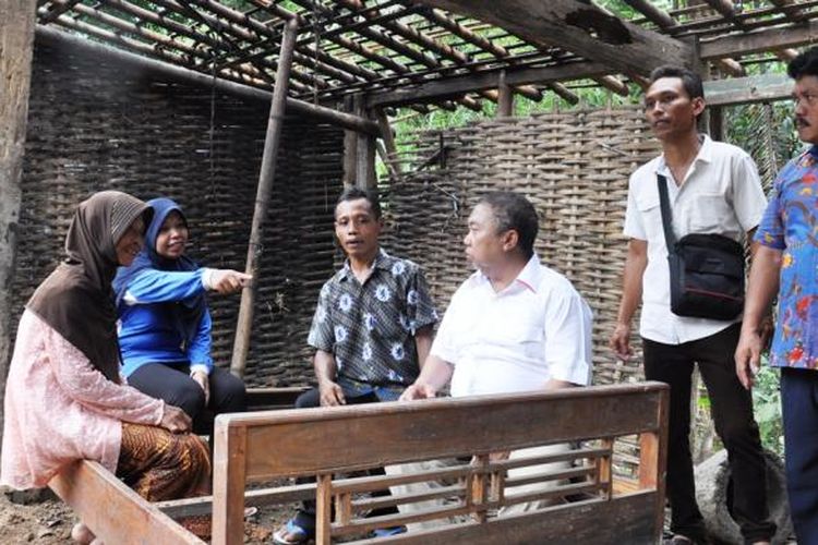 Rumah keluarga Sumanto di Desa Pelumutan Rt 01 Rw 01 Kecamatan Kemangkon, Kabupaten Purbalingga, Jawa Tengah. Rumah tidak layak huni itu dibongkar, dan diganti dengan bangunan baru yang lebih layak.
