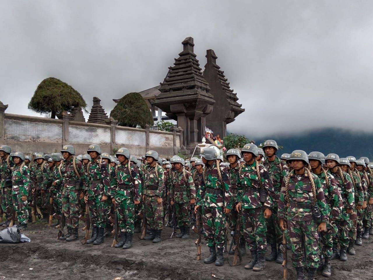 Saat Ratusan Marinir Muslim Tetap Berpuasa di Tengah Pendidikan Keras di Bromo 