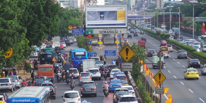 Kondisi lalu lintas di Jalan Jenderal Gatot Subroto dekat Gerbang Tol Semanggi 1, Senin (16/12/2013). Polisi memberlakukan sistem buka-tutup pada gerbang tol itu untuk mengatur kepadatan lalu lintas di jalur arteri maupun dalam tol.