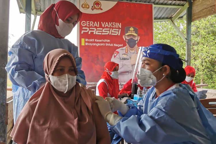 Warga yang terisolir di Tanjab Barat mendapat suntikan vaksin